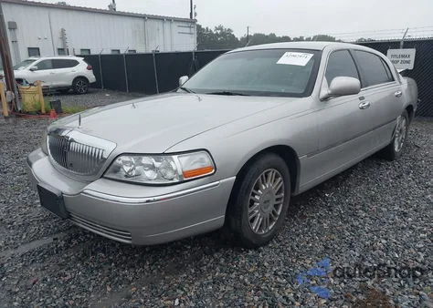 2010 Lincoln Town Car Signature Limited z USA, uszkodzony, nr VIN 2LNBL8CVXAX607074